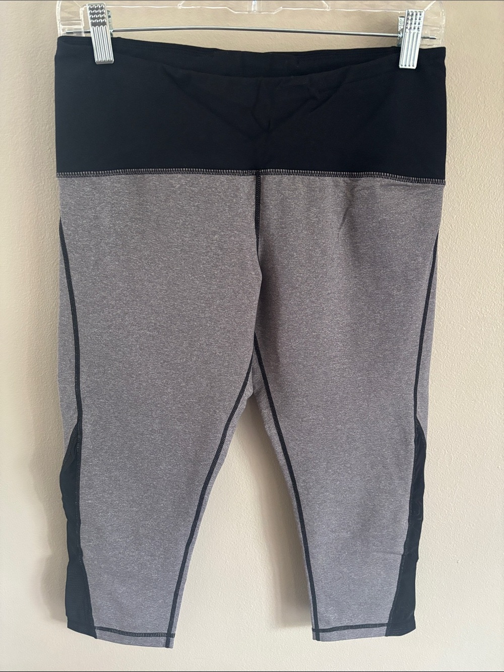 10 Lululemon mesh side capri leggings